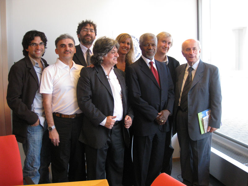 Après le conseiller fédéral Pascal couchepin à Berne, Kofi Annan reçoit les dessinateurs hôtes dans son bureau de Genève – Genève, 17 juin 2009    Après le conseiller fédéral Pascal couchepin à Berne, Kofi Annan reçoit les dessinateurs hôtes dans son bureau de Genève – Genève, 17 juin 2009