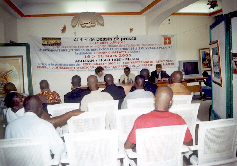 Patrick Chappatte et Olvis Dabley présentent à la presse locale le projet: un atelier de trois jours avec 10 dessinateurs, pour créer un recueil de dessins sur l’histoire récente et la situation politique de la Côte d’Ivoire.<br /> Abidjan, 14 mars 2006    Patrick Chappatte et Olvis Dabley présentent à la presse locale le projet: un atelier de trois jours avec 10 dessinateurs, pour créer un recueil de dessins sur l’histoire récente et la situation politique de la Côte d’Ivoire.<br /> Abidjan, 14 mars 2006