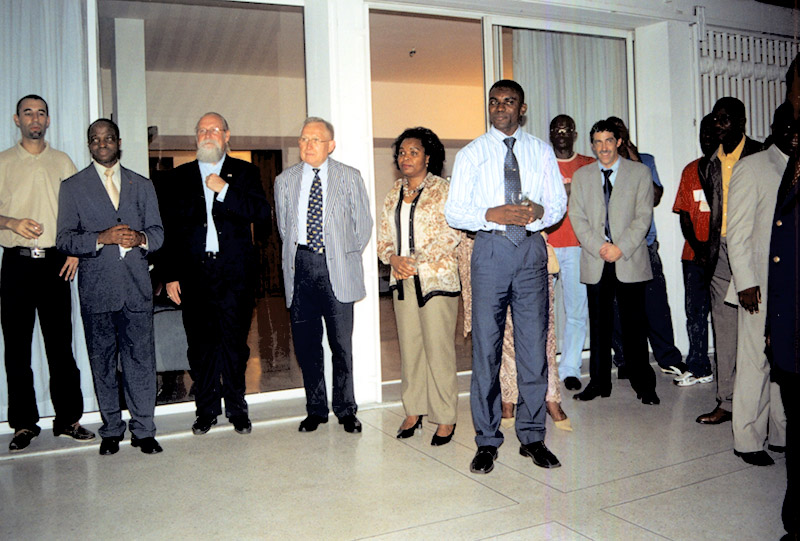 Cocktail à la résidence de Suisse: les invités écoutent le discours de bienvenue de l’ambassadeur Dominik Langenbacher.<br /> Abidjan, 16 mars 2006    Cocktail à la résidence de Suisse: les invités écoutent le discours de bienvenue de l’ambassadeur Dominik Langenbacher.<br /> Abidjan, 16 mars 2006