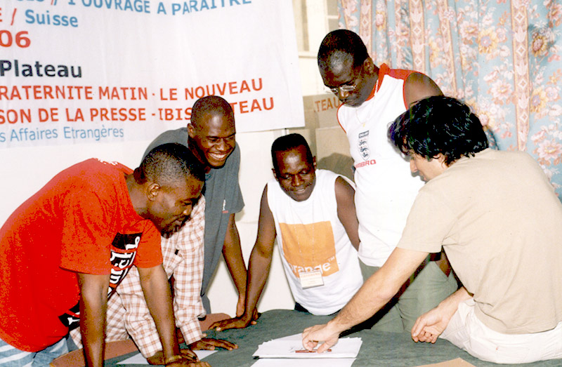Les dessinateurs ivoiriens en plein atelier. Leur but: rassembler les dessins de presse les plus pertinents en vue de constituer un album-témoignage sur les crises politiques du pays. <br />Abidjan, 17 mars 2006    Les dessinateurs ivoiriens en plein atelier. Leur but: rassembler les dessins de presse les plus pertinents en vue de constituer un album-témoignage sur les crises politiques du pays. <br />Abidjan, 17 mars 2006