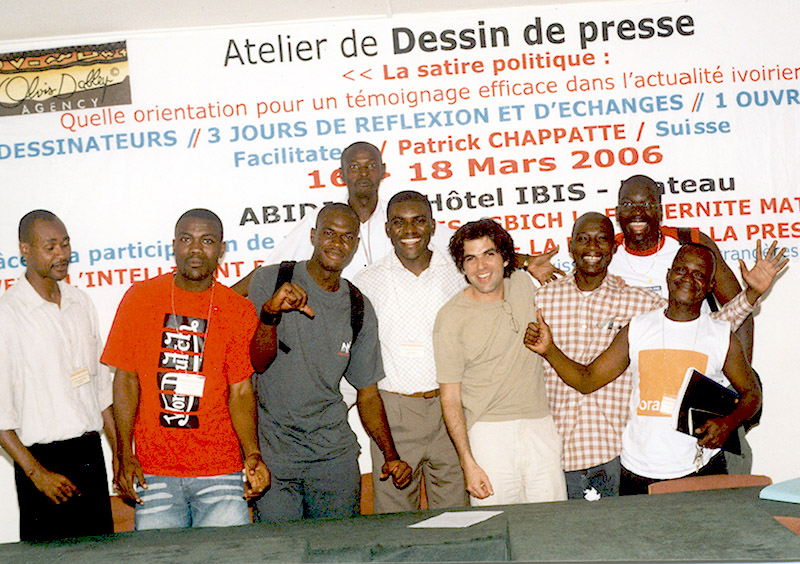 Clôture de l’atelier: pendant trois jours, des dessinateurs de journaux affiliés à des partis politiques rivaux, voire ennemis, ont collaboré tous ensemble. Là où les mots fâchent, le dessin a permis d’échanger. <br />Abidjan, 18 mars 2006    Clôture de l’atelier: pendant trois jours, des dessinateurs de journaux affiliés à des partis politiques rivaux, voire ennemis, ont collaboré tous ensemble. Là où les mots fâchent, le dessin a permis d’échanger. <br />Abidjan, 18 mars 2006