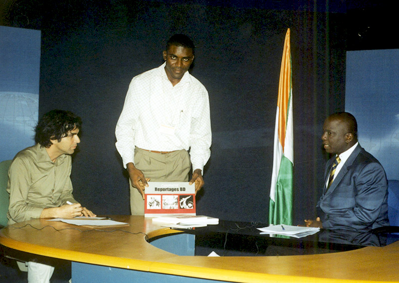 Patrick Chappatte sur le plateau du journal de 20 heures de la télévison publique ivoirienne. <br />Abidjan, 19 mars 2006    Patrick Chappatte sur le plateau du journal de 20 heures de la télévison publique ivoirienne. <br />Abidjan, 19 mars 2006