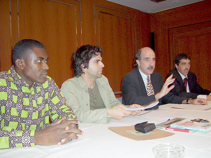 Conférence de presse de bilan, avec Olvis Dabley, Patrick Chappatte et l’ambassadeur de Suisse Dominik Langenbacher. Le recueil de dessins de presse «On va où là», issu de l’atelier, paraîtra quelques semaines plus tard. <br />Abidjan, 20 mars 2006    Conférence de presse de bilan, avec Olvis Dabley, Patrick Chappatte et l’ambassadeur de Suisse Dominik Langenbacher. Le recueil de dessins de presse «On va où là», issu de l’atelier, paraîtra quelques semaines plus tard. <br />Abidjan, 20 mars 2006