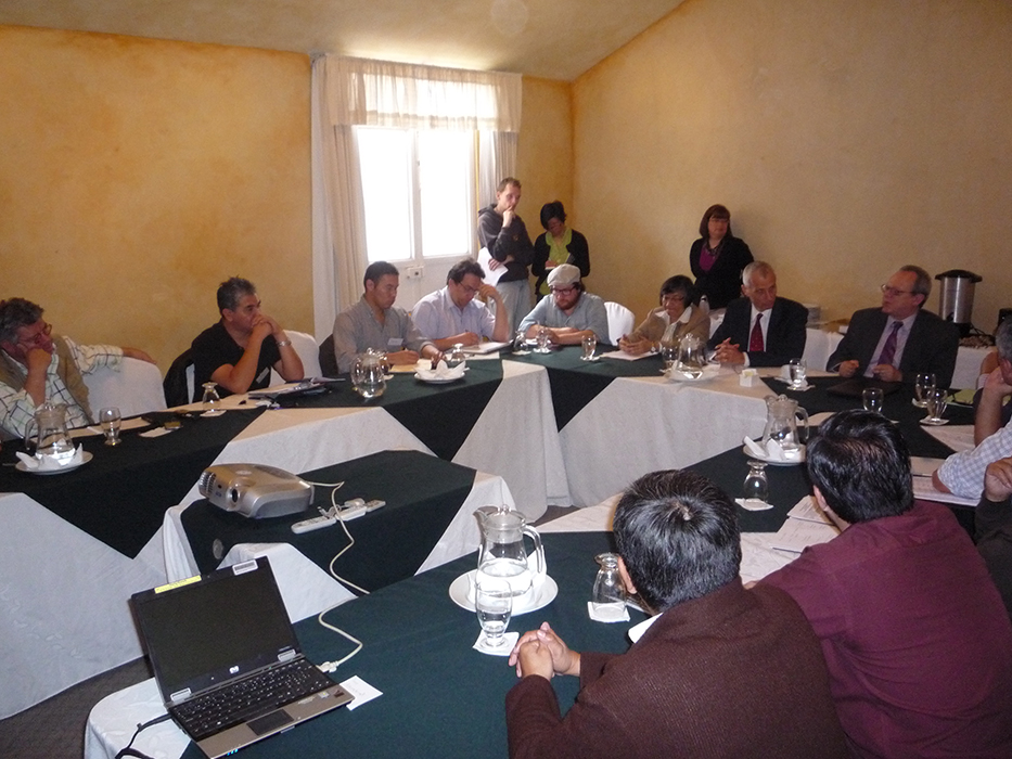 Le projet s’ouvre par un atelier de deux jours sur les thèmes “Violence et corruption”, dirigé par Chappatte, et introduit par l’ambassadeur de Suisse Thomas Kolly (deuxième depuis la droite), entouré des experts Hélène Mack et Frank Larue – Guatemala Ciudad, 6 mars 2012   Le projet s’ouvre par un atelier de deux jours sur les thèmes “Violence et corruption”, dirigé par Chappatte, et introduit par l’ambassadeur de Suisse Thomas Kolly (deuxième depuis la droite), entouré des experts Hélène Mack et Frank Larue – Guatemala Ciudad, 6 mars 2012