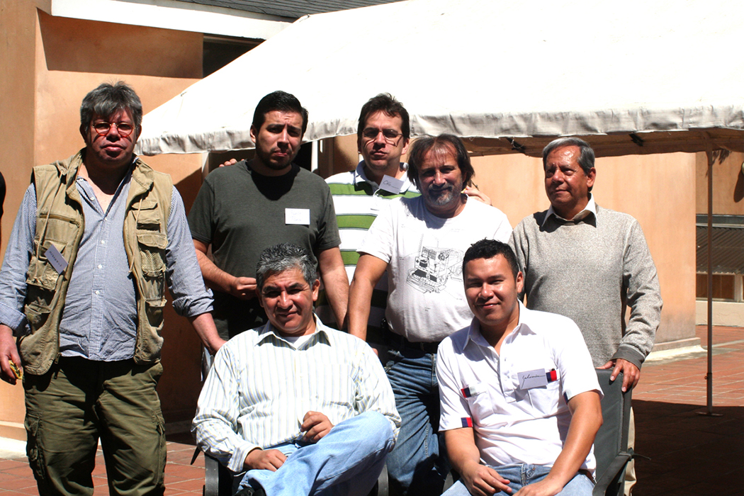 Deuxième jour d’atelier, dessinateurs à la pause. De gauche à droite, debout: McDonald, La Matraca, Otto, Filochofo, JotaCe. Assis: Alecus et Salomón – Guatemala Ciudad, 7 mars 2012   Deuxième jour d’atelier, dessinateurs à la pause. De gauche à droite, debout: McDonald, La Matraca, Otto, Filochofo, JotaCe. Assis: Alecus et Salomón – Guatemala Ciudad, 7 mars 2012