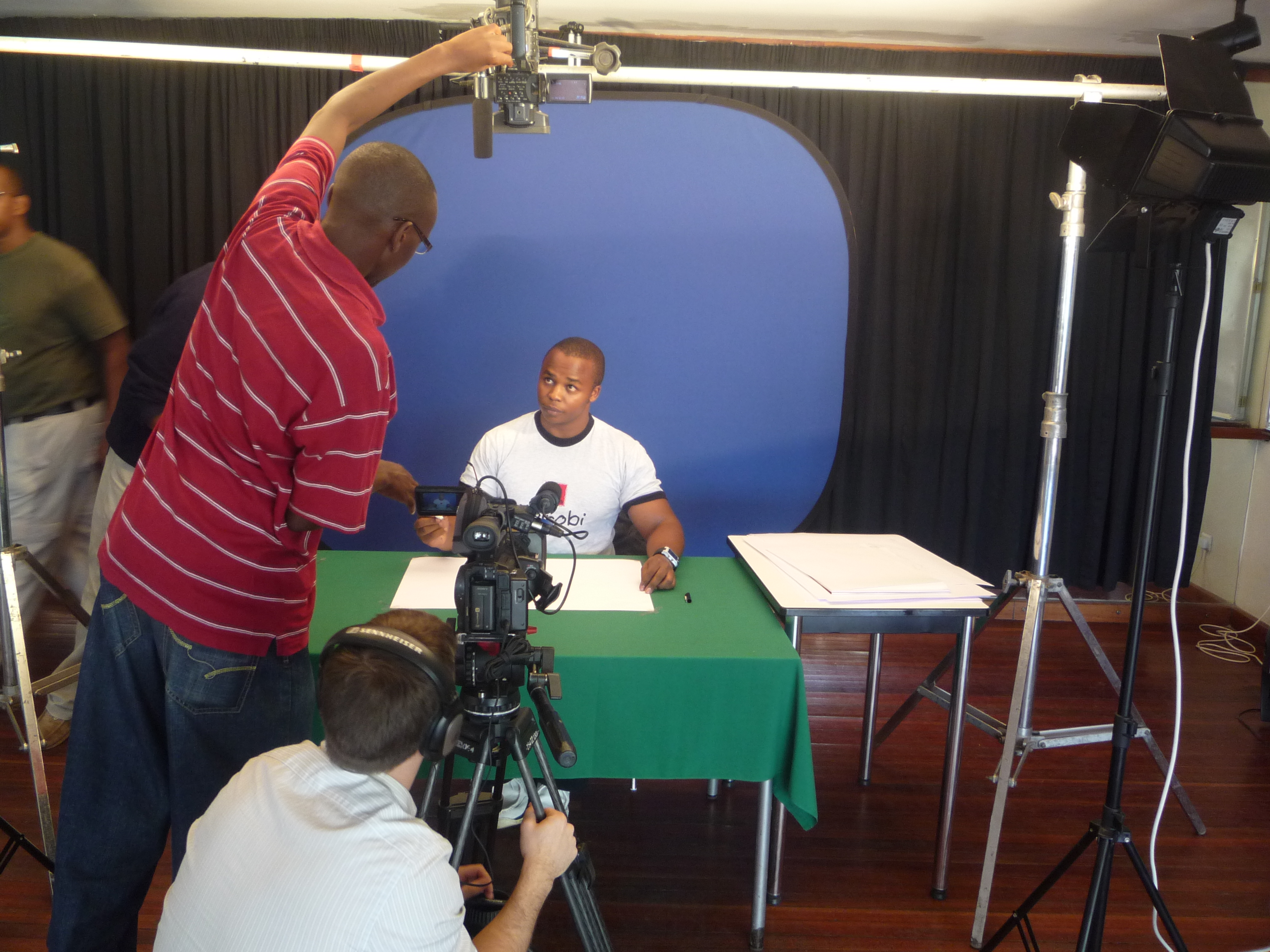 Munene prêt à enregistrer son clup vidéo – Nairobi, 20 janvier 2010   Munene prêt à enregistrer son clup vidéo – Nairobi, 20 janvier 2010