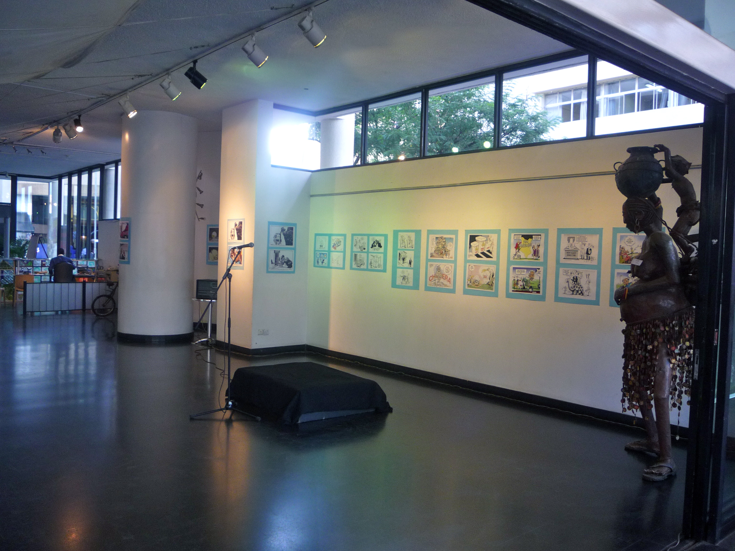 Troisième jour: exposition de dessins sur le thème de l’ethnicité et grand débat public à Nairobi, rassemblant tous les dessinateurs kényans, modéré par Chappatte. Les deux premiers vidéo-clips sont projetés – Nairobi, 21 janvier 2010   Troisième jour: exposition de dessins sur le thème de l’ethnicité et grand débat public à Nairobi, rassemblant tous les dessinateurs kényans, modéré par Chappatte. Les deux premiers vidéo-clips sont projetés – Nairobi, 21 janvier 2010