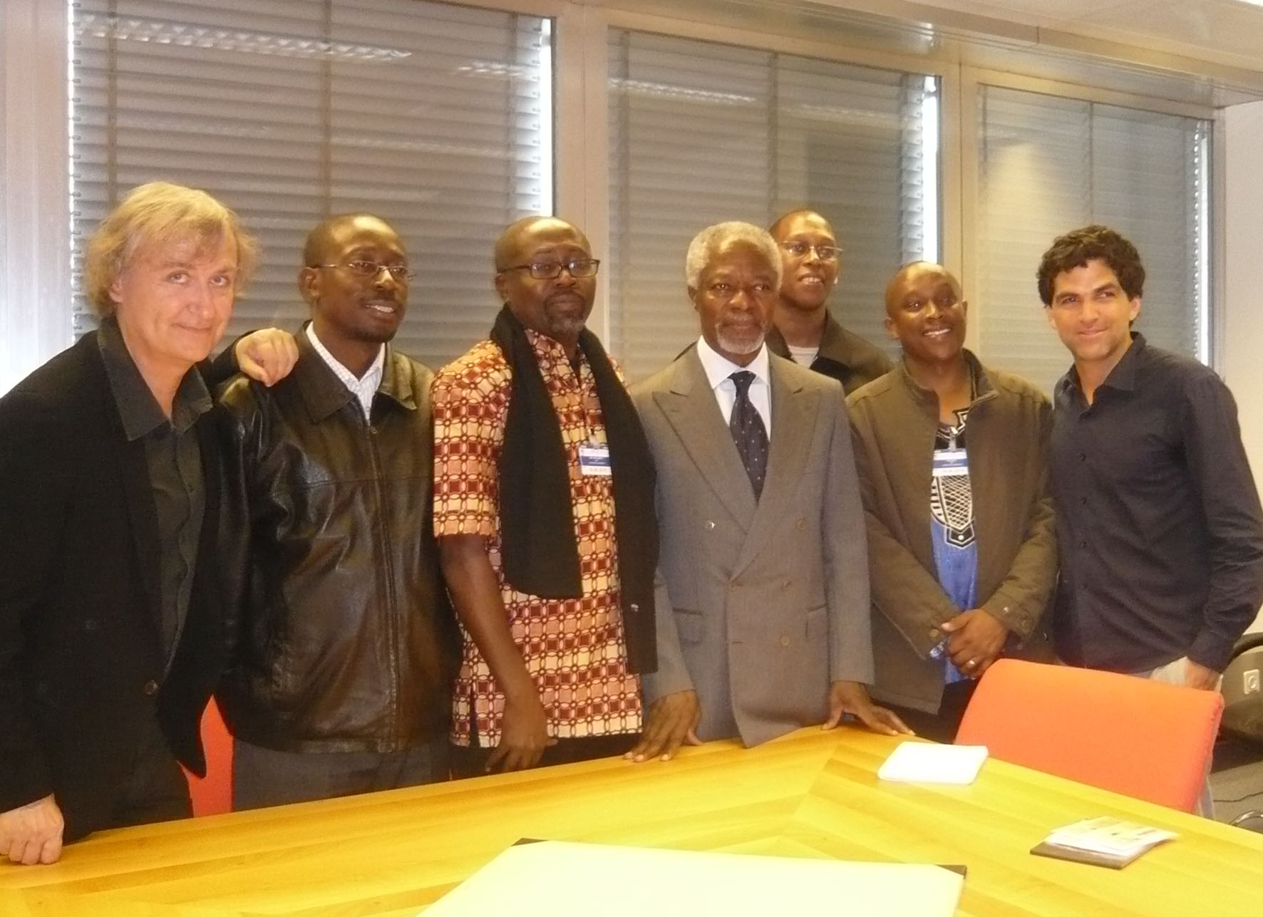 Les dessinateurs de Nairobi, entourés de Plantu et Chappatte, sont reçus par Kofi Annan, qui fut le médiateur de la crise kényane en 2008 – Genève, 15 juin 2010   Les dessinateurs de Nairobi, entourés de Plantu et Chappatte, sont reçus par Kofi Annan, qui fut le médiateur de la crise kényane en 2008 – Genève, 15 juin 2010